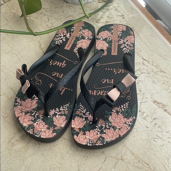 Shoes - IPANEMA Classica Happy X Fem-Flip Flops Black and Pink Floral Wm Sz US 7 EUR 36